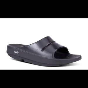 OOFOS Women’s Black OoAhh Luxe Slide Sandal Sz 41